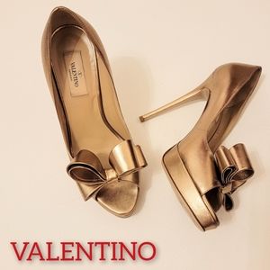VALENTINO GARAVANI Bow Gold Metallic Leather Peeptoe Platform Pumps